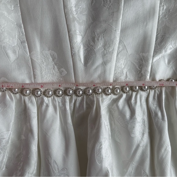 V. Chapman Lucia
Strapless Pearl- Embellished A-line Midi Dress - Picture 9 of 15